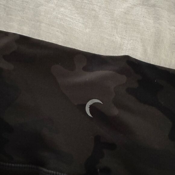 Zyia Active Women’s 6-8 Black Camo Cropped Leggings - Picture 8 of 8